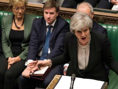 La primera ministra británica, Theresa May, hablando a los miembros de la Cámara de los Comunes en Londres