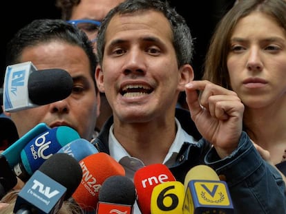 Juan Guaido habla a la prensa en la Iglesia San José en Caracas, Venezuela. En vídeo, los opositores venezolanos secundan el llamamiento de Guaidó a protestar en las calles.