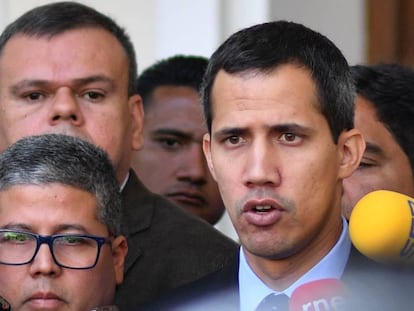 El presidente de la Asamblea Nacional, Juan Guaidó, el martes en Caracas. En vídeo, los venezolanos Greilin, Daisy y Eduardo relatan su llegada a Madrid para huir de la escasez, la violencia y la represión.