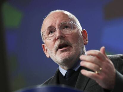 El vicepresidente de la Comisión Europea, Frans Timmermans, durante una rueda de prensa este miércoles. En vídeo, declaraciones de Jean-Claude Juncker, presidente de la Comisión.