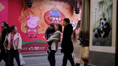 Imagem de Peppa Pig em uma rua chinesa. Em vídeo, o trailer chinês do filme de Peppa Pig.