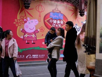 Imagen de Peppa Pig en una calle china. En vídeo, el trailer chino de la película de Peppa Pig.