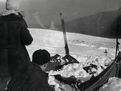 El campamento de los excursionistas fallecidos en los Urales, en una fotografía tomada por las autoridades de la URSS el 26 de febrero de 1959. En vídeo, tráiler de 'El paso del diablo', película de ficción de 2013 inspirada en el incidente del Paso de Dyatlov.