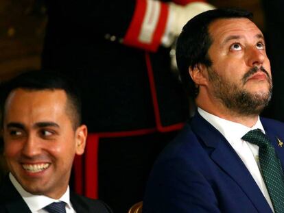 Los dos vice primeros ministros de Italia, Luigi Di Maio (izquierda) y Matteo Salvini, en Roma el pasado junio. En vídeo, declaraciones de Salvini exigiendo una disculpa a Macron, el pasado mes de junio de 2018.