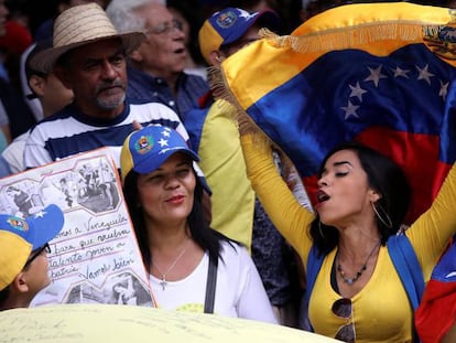 Contrarios al régimen de Maduro se manifiestan este martes, en Caracas. En vídeo, Juan Guaidó llega en moto al centro de unas protestas contra Maduro y el bloqueo de la ayuda humanitaria.