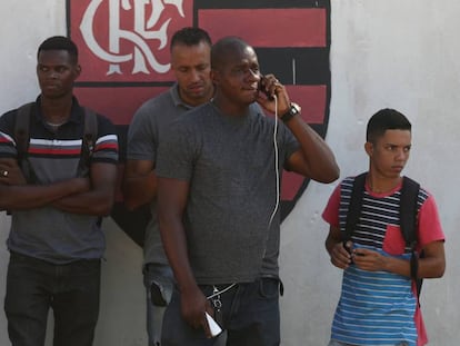 Varias personas hoy frente al club Flamengo. En vídeo, imagen aérea del centro de entrenamiento del Flamengo en la madrugada de este viernes.