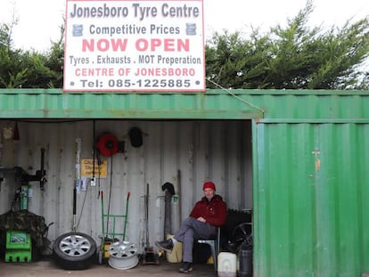 Eamonn Conway, en su taller de neumáticos a las afueras de Jonesborough, en la frontera sureste. En vídeo, el periodista de EL PAÍS Rafa de Miguel explica las consecuencias del Brexit en Irlanda del Norte.