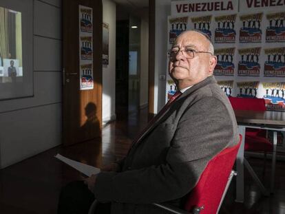 El embajador Mario Isea siguiendo el viernes por televisión un discurso de Maduro.