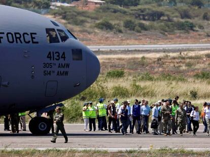 Un avión militar estadounidense con ayuda humanitaria para Venezuela aterriza en el aeropuerto de Cúcuta, Colombia.