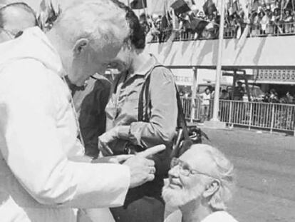 Juan Pablo II reprende a Ernesto Cardenal en su vista a Managua en 1983. En vídeo, así amonestó Juan Pablo II a Ernesto Cardenal.