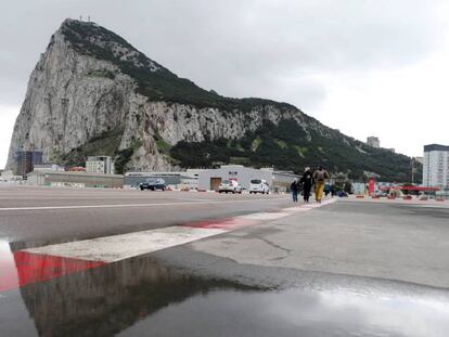Peatones cruzando el aeropuerto de Gibraltar, en noviembre de 2018. En vídeo, varios gibraltareños opinan sobre el estatus de Gibraltar.