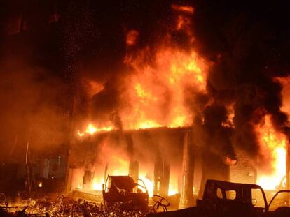 El incendio que se ha propagado por un barrio de Dacca.