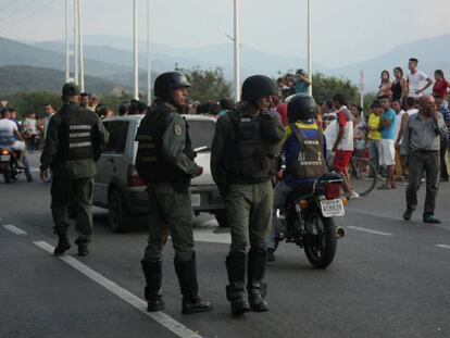 Militares venezolanos en el puente Tienditas que une Venezuela y Colombia. En vídeo, Maduro cierra la frontera con Brasil para impedir la entrada de ayuda humanitaria.