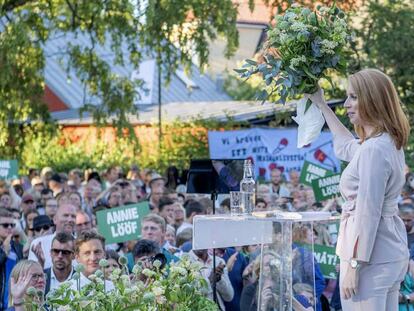 Imagen cedida por el partido Centro en la que se ve a Annie Lööf durante un mitin el pasado verano en Almedalen. En vídeo, declaraciones de Lööf durante la investidura del gobierno sueco en enero.