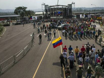 Seguidores del Gobierno venezolano en el concierto celebrado Ureña. En vídeo, Maduro cierra todos los puentes con Colombia.