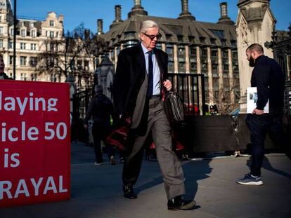 Protesta ante el Parlamento británico, en Londres, contra un posible retraso del Brexit. En vídeo, declaraciones de May.