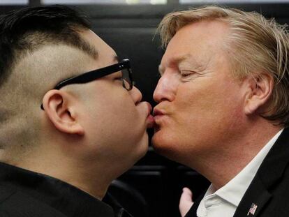 Los imitadores de Kim Jong-Un y Donald Trump se besan en Hanói.