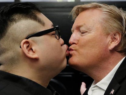 Los imitadores de Kim Jong-Un y Donald Trump se besan en Hanói.