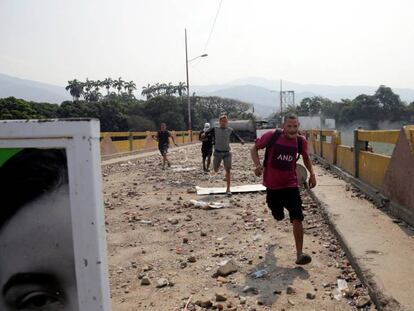 En foto, uno de los puentes fronterizos entre Colombia y Venezuela. En vídeo, la ayuda humanitaria no llega a Venezuela.