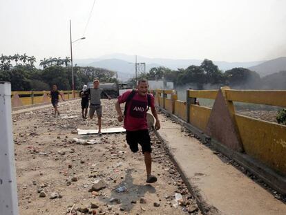 En foto, uno de los puentes fronterizos entre Colombia y Venezuela. En vídeo, la ayuda humanitaria no llega a Venezuela.