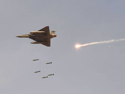 Un caza Mirage 2000 indio lanza bombas durante una exhibición de las Fuerzas Armadas en Rajastán, el 16 de febrero.