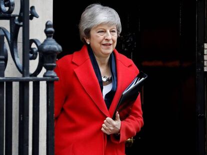 La primera ministra de Reino Unido, Theresa May, abandona Downing Street este martes para dirigirse a la Cámara de los Comunes.