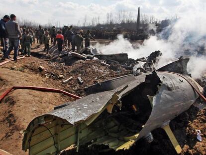 Restos del avión indio derribado por Pakistán.