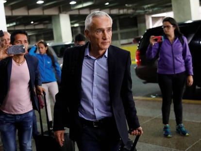 Jorge Ramos, el martes, en el aeropuerto de Caracas. En vídeo, el testimonio del periodista.