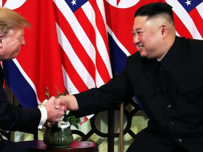 Trump e Kim se cumprimentam no início da cúpula nesta quarta-feira em Hanói. No vídeo, o cumprimento e as declarações.