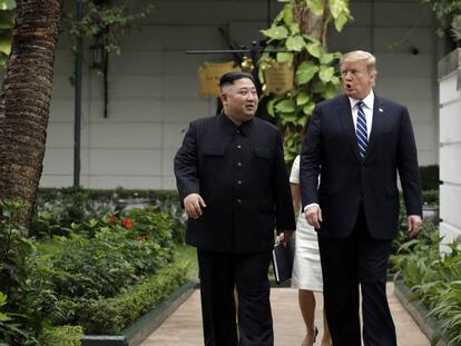 Kim Jong un junto a Donald Trump, durante su segundo día de negociaciones. En vídeo, Shin Beom-chul, director del Centro para la Seguridad y la Unificación del Instituto Asan para estudios políticos, analiza la cumbre.
