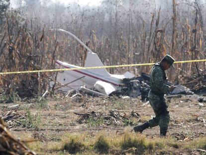 En la imagen, los restos del helicóptero en Puebla (Reuters). En vídeo, la grabación de las conversaciones entre el piloto y la torre de control antes del siniestro.