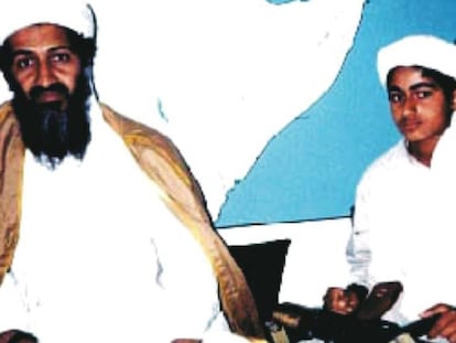 Hamza bin Laden, a la derecha, junto a su padre, en 2001. En vídeo, EE UU ofrece la recompensa por su localización.