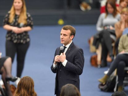 Macron, durante un debate sobre la situación social de las mujeres, el pasado 28 de febrero. En vídeo, declaraciones de Macron y del portavoz de la Comisión Europea, Margaritis Schinas.