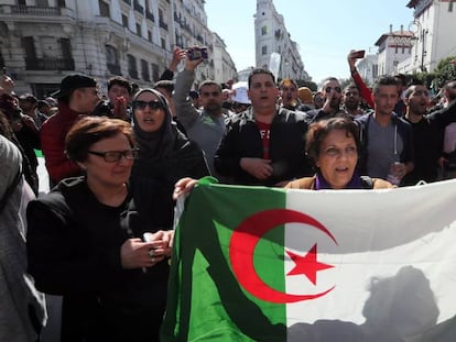 Manifestantes durante las protestas este viernes contra Buteflika, en Argel.