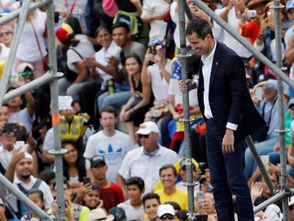 Juan Guaidó llega a una concentración en Caracas, este lunes.