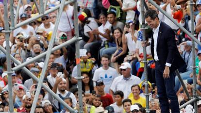 Juan Guaidó llega a una concentración en Caracas, este lunes.