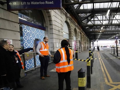 Personal de seguridad tras el cordón policial en la estación de Waterloo.