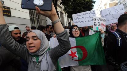 Estudiantes argelinos protestan este martes contra la candidatura de Buteflika. En vídeo, las claves de la situación política del país.