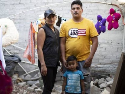 Los padres de Giselle, Miriam Cruz y Rigoberto Garrido, en Chimalhuacán.