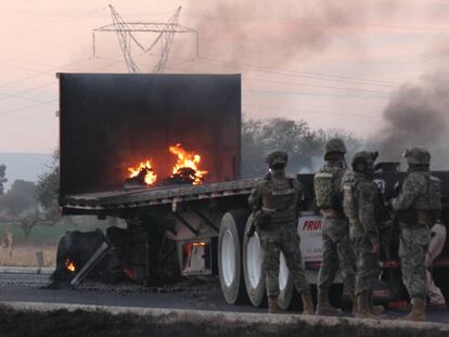 Un grupo de marinos junto a un camión incendiado en Guanajuato.