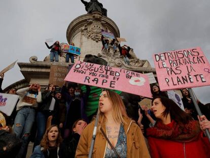 Decenas de mujeres se manifiestan en la plaza de la República, en París, este viernes. En vídeo, movilizaciones en América Latina en este 8M.