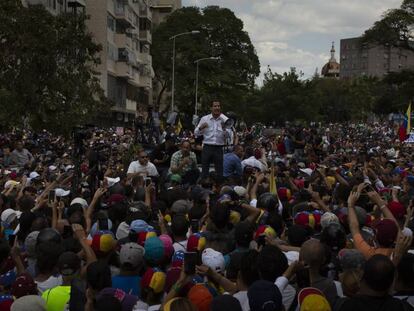 Guaidó se dirige a sus seguidores, durante la marcha. En vídeo, Venezuela acusa a EEUU de usar alta tecnología para provocar el gran apagón.