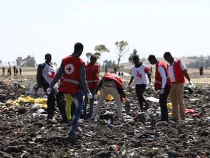 Un grupo de miembros de la Cruz Roja en el lugar donde ha impactado el avión, al sur de Adís Abeba.