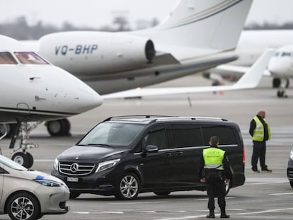 Un vehículo llega al aeropuerto de Ginebra procedente del hospital universitario de la ciudad suiza.
