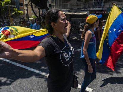 Vecinos del barrio Altamira bloquean calles ante la falta de electricidad. En vídeo, saqueos, protestas y declaraciones de Guaidó.