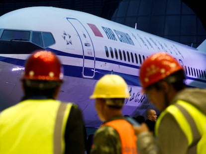 Un grupo de trabajadores frente a un Boeing 737 Max 8 de Air China, en una imagen de archivo. En vídeo, mueren los 157 ocupantes de la nave siniestrada.