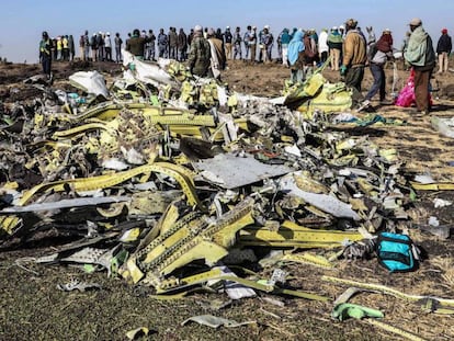 Un grupo de personas, este lunes en el lugar donde el domingo se estrelló el avión de Ethiopian Airlines con 157 personas a bordo. En vídeo, declaraciones del mánager de Ethiopian Airlines.