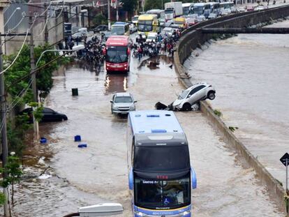 Calles anegadas y caos vial en una calle del sur de São Paulo, este lunes. En vídeo, imágenes aéreas de la ciudad.