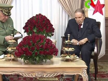 El presidente argelino, Abdelaziz Buteflika, recibe al jefe del Ejército, el general Ahmed Gaid Salah, en imágenes difundidas por la televisión pública Canal Algérie el lunes 11 de marzo.