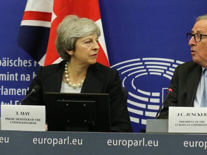 Theresa May y Jean-Claude Juncker, este lunes en Estrasburgo. En vídeo, declaraciones de Juncker este martes, antes de la votación en el Parlamento británico.